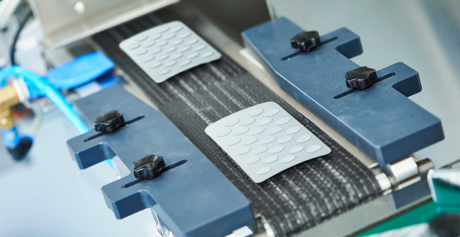 Blister ambalaža se najčešće radi u kombinaciji sa nekim drugim materijalom. Na primer papir, karton ili neka vrsta plastike.