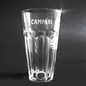 Ako želite da svaki detalj bude savršen onda je lasersko graviranje čaša pravi izbor. Ta tehnologija je mnogo preciznija od peskiranja čaša i koristi se i na drugim materijalima kao što su drvo, akril, kamen ili plastika. Jako je prilagodljiva i vrlo precizna. Sa dobrim graviranjem, skoro svaka čaša može da postane fantastična.