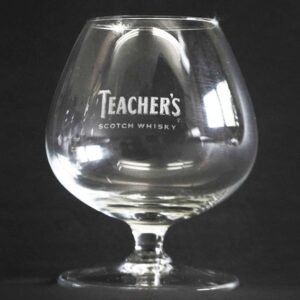 Ako želite da svaki detalj bude savršen onda je lasersko graviranje čaša pravi izbor. Ta tehnologija je mnogo preciznija od peskiranja čaša i koristi se i na drugim materijalima kao što su drvo, akril, kamen ili plastika. Jako je prilagodljiva i vrlo precizna. Sa dobrim graviranjem, skoro svaka čaša može da postane fantastična.