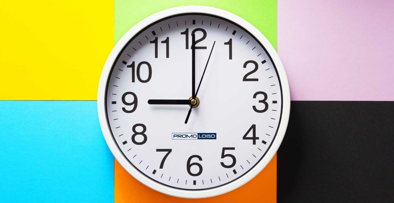 U našoj ponudi možete naći više od 30 modela kada su u pitanje reklamni zidni satovi. Od minimalističkog i vrlo svedenog dizajna do ultra modernih zidnih satova. Svaki naš reklamni zidni sat ima neku svoju priču.